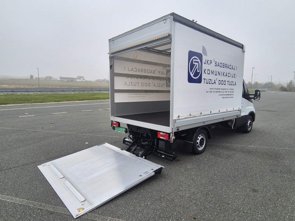 ISPORUKA UTOVARNE RAMPE PALFINGER C 750 L SA PK MODULARNIM TOVARNIM SANDUKOM